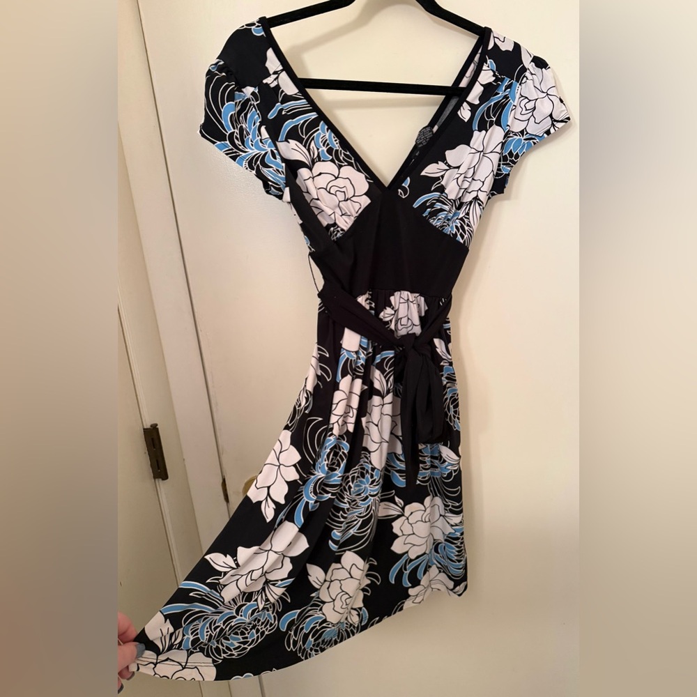 Eyeshadow Floral Midi Dress - Black Blue White Botanical Print - Picture 2 of 7